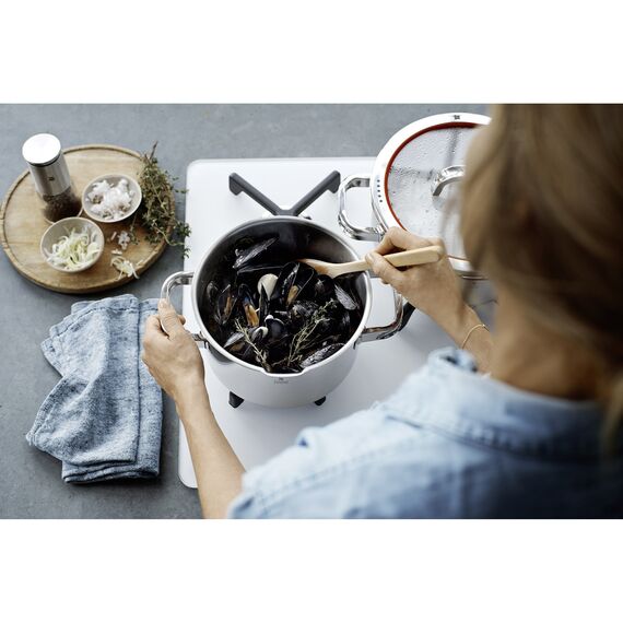 WMF Function 4 Kochtopf groß 24cm, Glasdeckel, Bratentopf Induktion 4,1l, Cromargan Edelstahl poliert, 4 Abgießfunktionen, Innenskalierung, rot