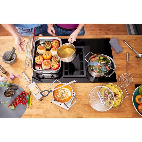 RÖSLE EXPERTISO Gemüse und Suppentopf, Hochwertiger Universaltopf aus Edelstahl 18/10, 24 cm, Glasdeckel, Innenskalierung, induktionsgeeignet, spülmaschinengeeignet, Silberfarben