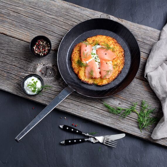 GRÄWE Schmiedeeiserne Bratpfanne F400, Ø 28 cm, Eisenpfanne mit Wender, 400° C hitzebeständig, Pfanne aus Eisen, kratzfeste Bratpfanne, unbeschichtet, Outdoor-Cooking, induktionsgeeignet