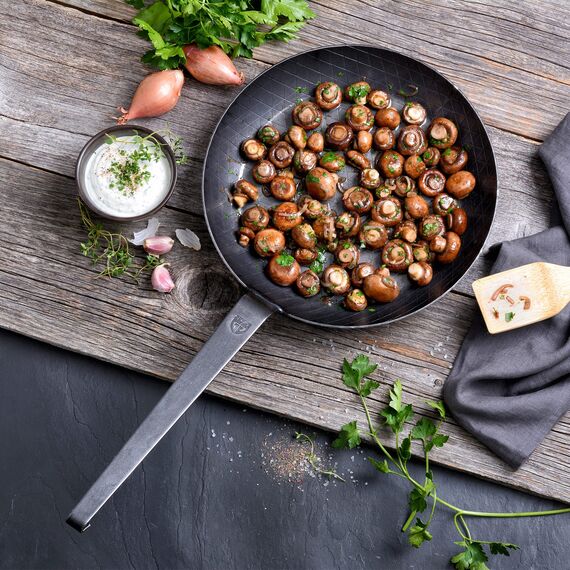 GRÄWE Schmiedeeiserne Bratpfanne F400, Ø 32 cm, hoher Rand, Eisenpfanne inkl. Wender, 400° C hitzebeständig, Pfanne aus Eisen, kratzfeste Bratpfanne, unbeschichtet, Outdoor-Cooking, induktionsgeeignet