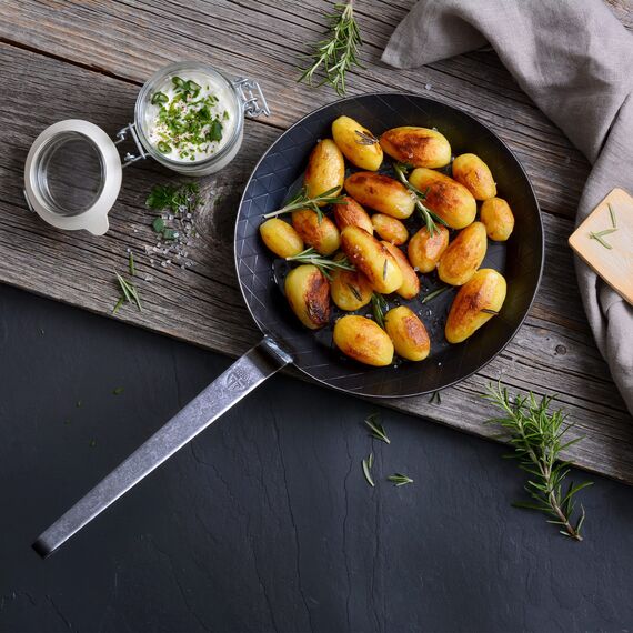 GRÄWE Schmiedeeiserne Bratpfanne F400, Ø 24 cm, Eisenpfanne mit Wender, 400° C hitzebeständig, Pfanne aus Eisen, kratzfeste Bratpfanne, unbeschichtet, Outdoor-Cooking, induktionsgeeignet