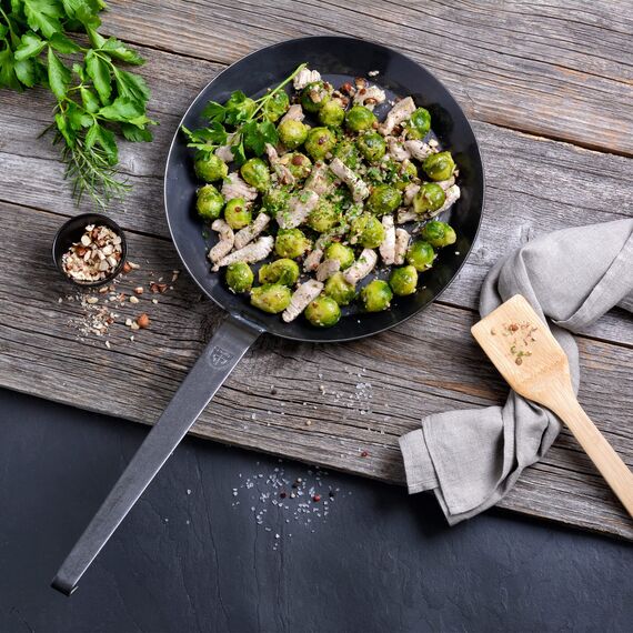 GRÄWE Schmiedeeiserne Bratpfanne F400, Ø 32 cm, Eisenpfanne mit Wender, 400° C hitzebeständig, Pfanne aus Eisen, kratzfeste Bratpfanne, unbeschichtet, Outdoor-Cooking, induktionsgeeignet