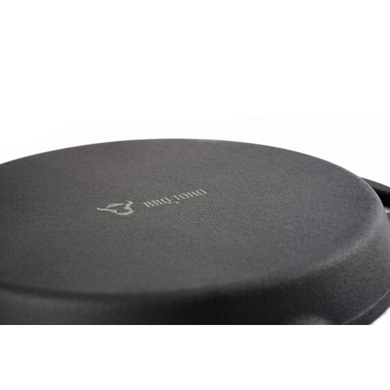 BBQ-Toro Gusseisen Grillpfanne Ø 20 cm | Gusspfanne mit zwei Griffe und zwei Ausgießer | Servierpfanne aus Gusseisen | Pfanne für Gasgrill, im offenen Feuer, Elektro-Herd | Grillzubehör