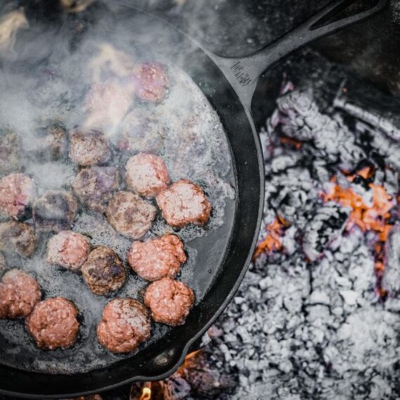 Petromax Feuerpfanne mit Stiel - Pfanne aus Gusseisen für alle Grill- und Herdarten, Gasflamme, Backofen oder Kochen im Freien - Anbraten, Schmoren und Rösten mit Antihafteffekt - 40 cm Durchmesser