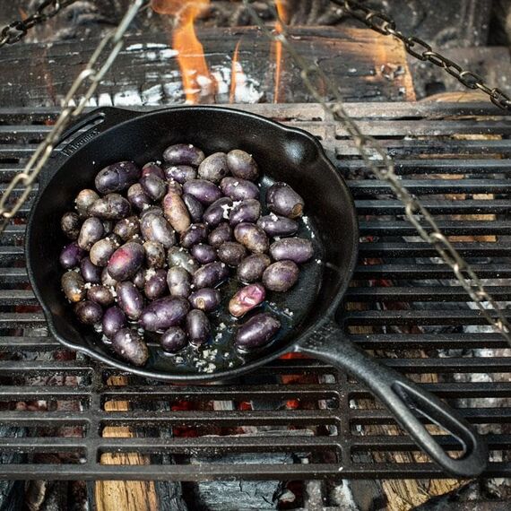 Petromax Feuerpfanne mit Stiel - Pfanne aus Gusseisen für alle Grill- und Herdarten, Gasflamme, Backofen oder Kochen im Freien - Anbraten, Schmoren und Rösten mit Antihafteffekt - 25 cm Durchmesser