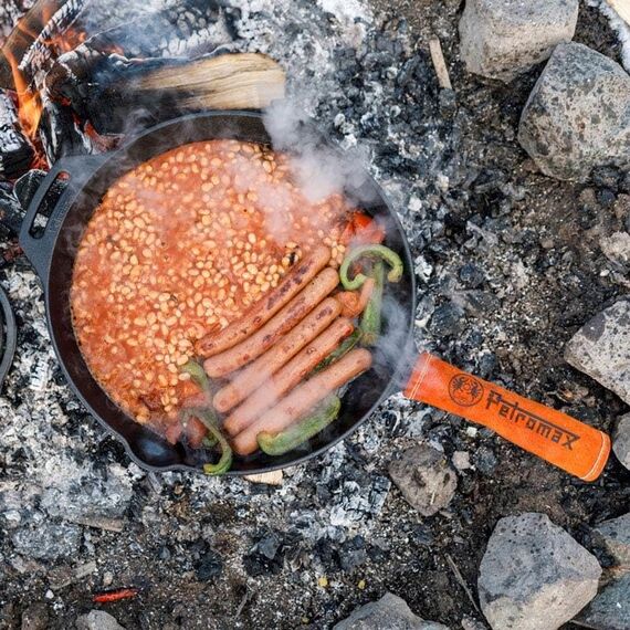 Petromax Feuerpfanne mit Stiel - Pfanne aus Gusseisen für alle Grill- und Herdarten, Gasflamme, Backofen oder Kochen im Freien - Anbraten, Schmoren und Rösten mit Antihafteffekt - 35 cm Durchmesser