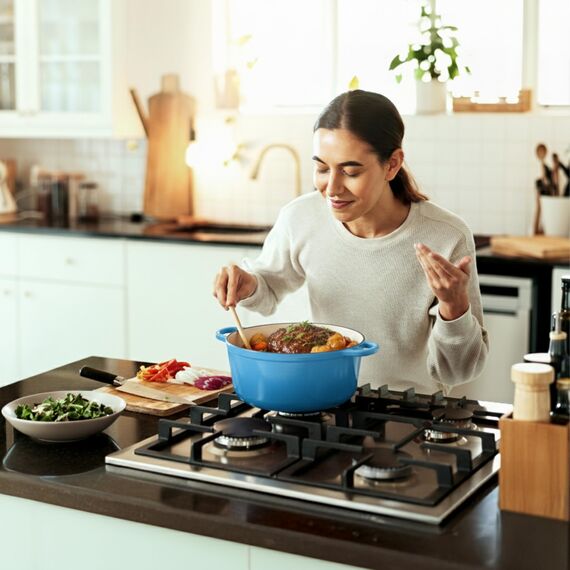 KLAMER Gusseisen Bräter 5 L, Gusseisen-Topf 25 cm backofengeeignet, Emaille Schmortopf mit Deckel, Perfekt zum Braten, Schmoren und Brot backen, mit digitalem Rezeptbuch