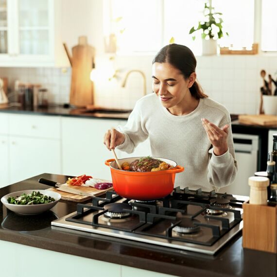 KLAMER Gusseisen Bräter 5 L, Gusseisen-Topf 25 cm backofengeeignet, Emaille Schmortopf mit Deckel, Perfekt zum Braten, Schmoren und Brot backen, mit digitalem Rezeptbuch