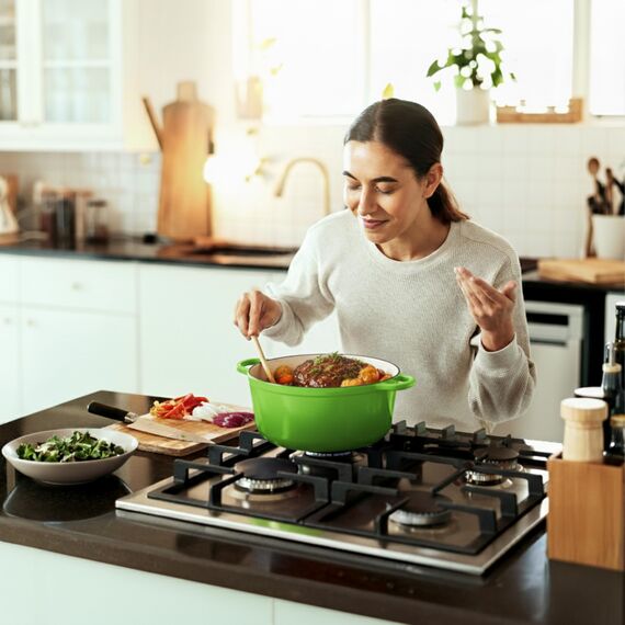 KLAMER Gusseisen Bräter 5 L, Gusseisen-Topf 25 cm backofengeeignet, Emaille Schmortopf mit Deckel, Perfekt zum Braten, Schmoren und Brot backen, mit digitalem Rezeptbuch