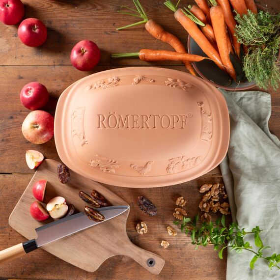 Römertopf RUSTICO Dampfgar-Bräter aus Naturton, Terrakotta, 2,5 kg/4 Personen, 35 x 22,5 x 16,5 cm, Unterteil glasiert, fettarmes Garen, für Mikrowelle & Backofen, spülmaschinengeeignet