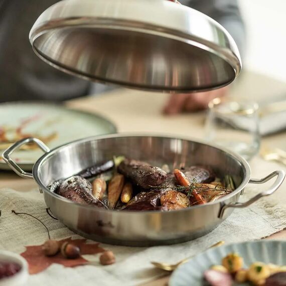 Fissler Original-Profi Collection Servierpfanne (Ø 28 cm, 3,0 L) – Edelstahl-Bräter mit Hochraumdeckel, hohem Rand, unbeschichtet – Made in Germany – Induktion