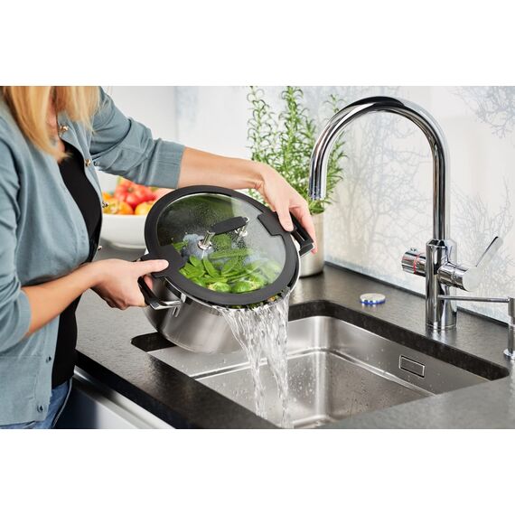 RÖSLE SILENCE PRO Kochtopf, Hochwertiger Universaltopf aus Edelstahl 18/10, 24 cm, Glasdeckel, Innenskalierung, induktionsgeeignet, spülmaschinengeeignet, Silberfarben / Schwarz