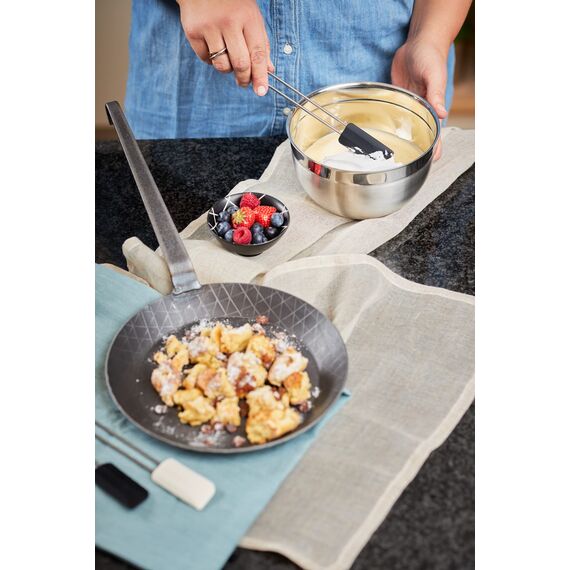 RÖSLE Bratpfanne Schmiedeeisern Serie 1888, Hochwertige, mit hohem Rand für knusprige Bratkatoffeln und kurzgebratenes Fleisch, Grill- und Induktionsgeeignet, hoch 28 cm, Schwarz