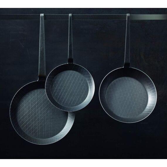 RÖSLE Bratpfanne Schmiedeeisern Serie 1888, Hochwertige, mit hohem Rand für knusprige Bratkatoffeln und kurzgebratenes Fleisch, Grill- und Induktionsgeeignet, hoch 28 cm, Schwarz