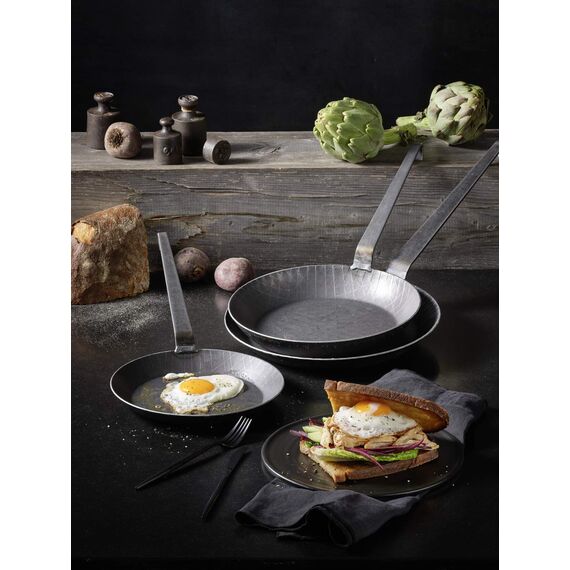 RÖSLE Bratpfanne Schmiedeeisern Serie 1888, Hochwertige schmiedeeiserne Bratpfanne für knusprige Bratkatoffeln und kurzgebratenes Fleisch, Hakenstil, Grill- und Induktionsgeeignet, Schwarz, 24 cm