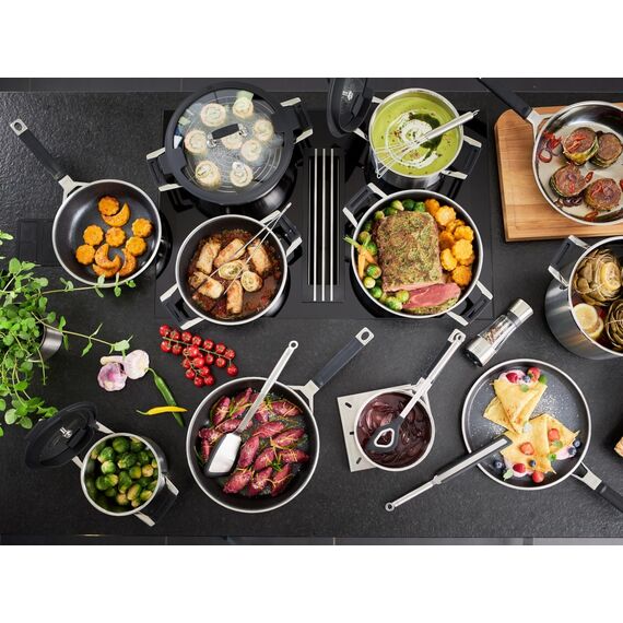 RÖSLE SILENCE PRO Kochtopf, Hochwertiger Universaltopf aus Edelstahl 18/10, 24 cm, Glasdeckel, Innenskalierung, induktionsgeeignet, spülmaschinengeeignet, Silberfarben / Schwarz