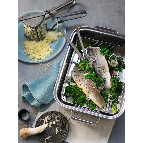 WMF Vitalis Aroma Dampfgarer, Bräter Induktion, 41x27x10cm, Auflaufform 6,5l, Servierzange, Glasdeckel Silikonrand, Thermometer, Garblech, Schmortopf Cromargan Edelstahl unbeschichtet