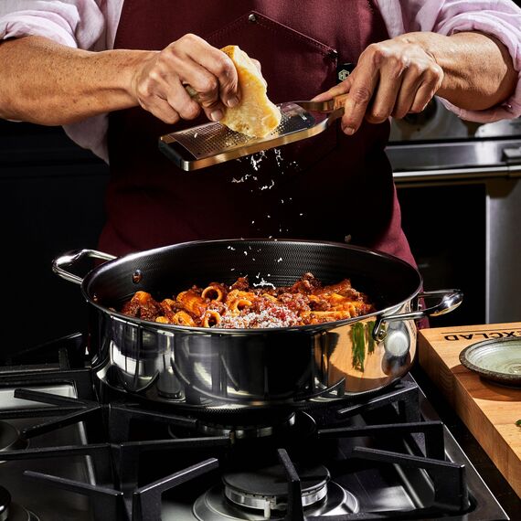 HexClad Hybrid antihaftbeschichtete Sauteuse mit Deckel, Heißluftfritteuse, 6,6 Liter, spülmaschinen- und ofenfest, kompatibel mit allen Herdarten