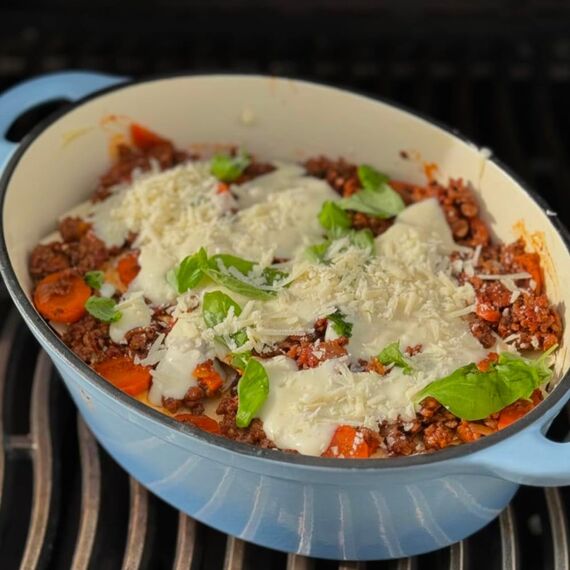 BBQ-Toro Gusseisen Cocotte | 4,3 Liter | blau, oval | Emaillierter Gusseisen Bräter mit Deckel | Gusstopf, induktionsgeeignet | Topf mit Aroma-Tropfnasen am Deckel | Gussbräter, Bratentopf