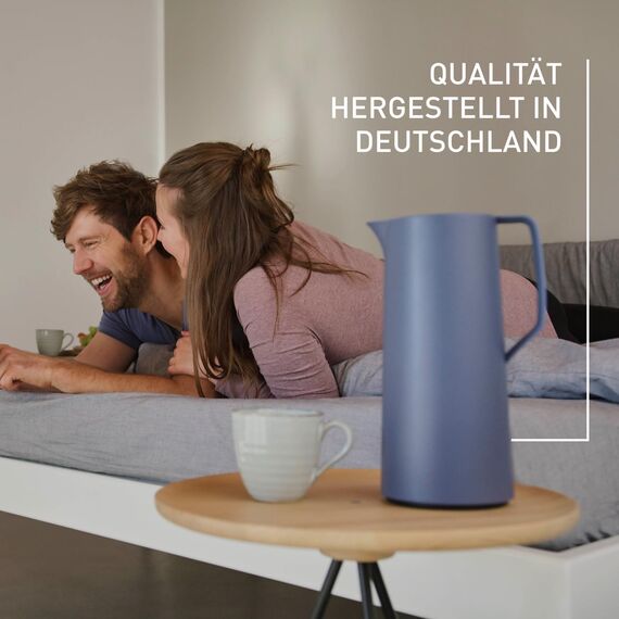 Emsa Motiva Isolierkanne 1l, Kaffeekanne Thermo mit Quick-Press-Verschluss, Thermoskanne hält 12h heiß, 24h kalt, Glaskolben, Made in Germany, nordisches Design, nord blau, N41703