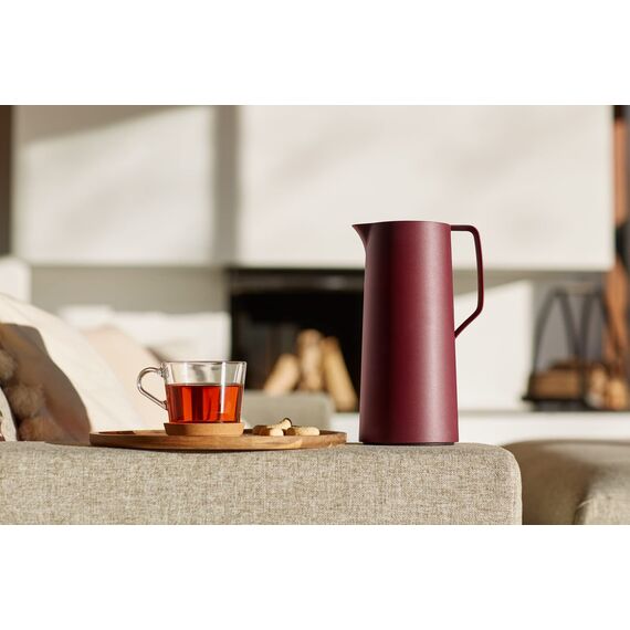 Emsa Motiva Isolierkanne, 1 Liter, Quick-Press-Verschluss, 12h heiß, 24h kalt, Glaskolben, Made in Germany, Nordisches Design, weinrot, N41702