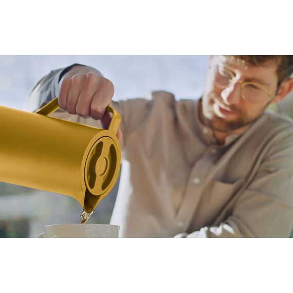 Emsa Motiva Isolierkanne, Thermoskanne 1 Liter, Quick-Press-Verschluss, lange Wärmespeicherung, 12h heiß, 24h kalt, auslaufsicher, Glaskolben, Kaffeekanne, Made in Germany, gelb, N41708