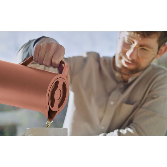 Emsa N41709 Motiva Isolierkanne | 1 Liter | Quick-Press-Verschluss | 12h heiß, 24h kalt | Glaskolben | Made in Germany | Nordisches Design | Terrakotta