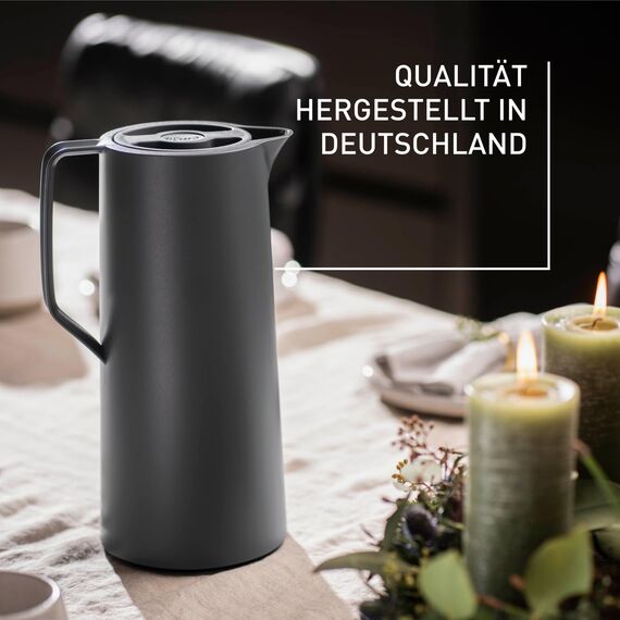 Emsa Motiva Thermoskanne 1l, Isolierkanne mit Quick-Press-Verschluss, 12h heiß, 24h kalt, Glaskolben, Made in Germany, Teekanne Thermo, Nordisches Design, anthrazit, N41701