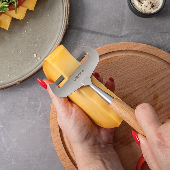 BOSKA Weichkäsehobel Amigo/Käsehobel für jungen Käse/Ergonomischer Griff/Hochwertiger Edelstahl/Buchenholz/Extra Antihaft durch BSF Behandlung/Sehr scharf/Schöne Käsescheiben