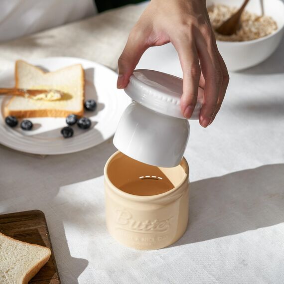 DOWAN Butterdose, französischer Buttertopf mit Deckel für streichbare weiche Butter, Porzellan-Butterbehälter mit Wasserlinie für Theke, geprägter Butterbehälter, Heimgeschenk, Küchendekoration, Beige