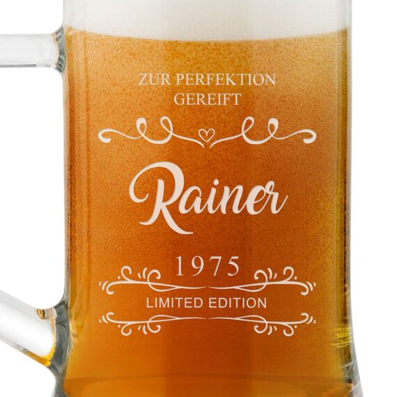 Maverton Bierkrug mit Gravur - Personalisierte Geschenke Männer - 500 ml - Geburtstagsgeschenk für Herren Bierglas Papa - Geschenkidee für Bierfreunde - Weihnachtsgeschenke - Perfektion