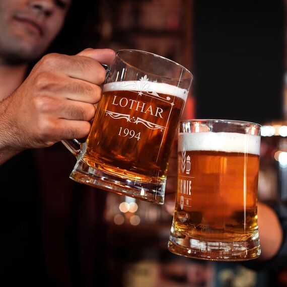 Maverton Bierkrug mit Gravur - Personalisierte Geschenke Männer - 500 ml - Weihnachtsgeschenke - Geburtstagsgeschenk für Herren Bierglas Papa - Geschenkidee für Bierfreunde - Biergenießer