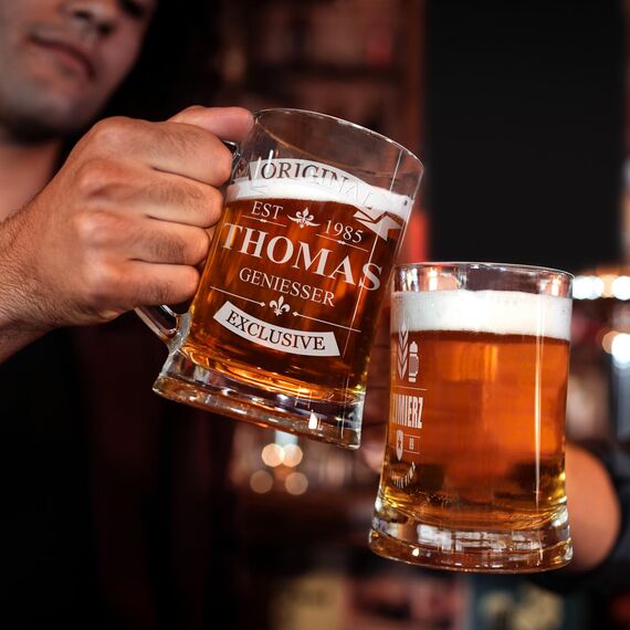 Maverton Bierkrug mit Gravur - Personalisierte Geschenke Männer - 500 ml - Geburtstagsgeschenk für Herren Bierglas Papa - Geschenkidee für Bierfreunde - Weihnachtsgeschenke - Original