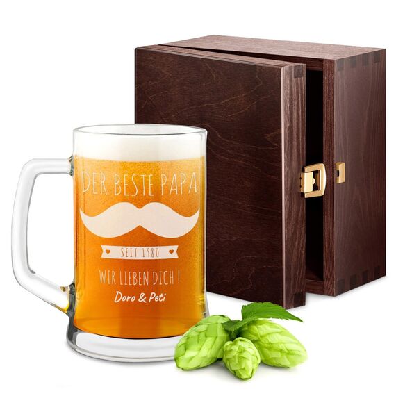 Maverton Bierkrug mit Gravur - personalisiert - 500 ml - Geburtstagsgeschenk für Herren - Geschenkidee für Bierfreunde - Weihnachtsgeschenke - Schnurrbart