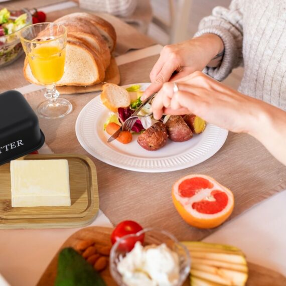 SYLANDO Butterdose , Butterglocke für 250 g Butter , Butter Dish aus Edelstahl , Butterschale mit Edlem & Nachhaltigem Bambusdeckel (Schwarz-15)