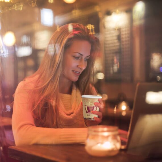 MaxxCore® Kaffeebecher To Go Pappe 230ml 50er Pack - Cappuccinotassen Pappbecher Einweg für Kaffee & Tee - Einwegbecher für Heißgetränke - Recyclebare Papp Becher für Party, Picknick oder Unterwegs