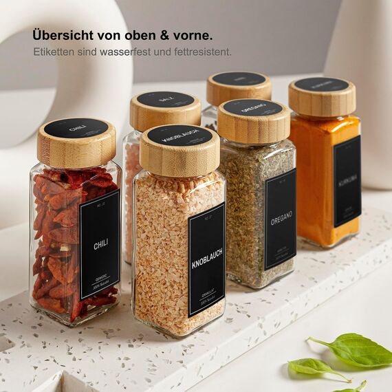 Greeano Gewürzgläser Set mit Holzdeckel [24x 120ml] und 300 Gewürzetiketten [DE] - Gewürze Aufbewahrung mit Streueinsatz - Gewürzdosen Bambus - Gewürzbehälter Holz - Spice Jars Bambusdeckel