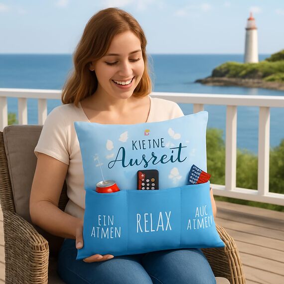 KAMACA Auszeit Kissen 40x40 cm mit Flauschiger Füllung blaues Sofakissen mit 3 Taschen gemütliches Deko-Kissen für Me-Time Wellness Balkon Terrasse Wohnzimmer Geschenkidee Maritim (Kleine Auszeit)