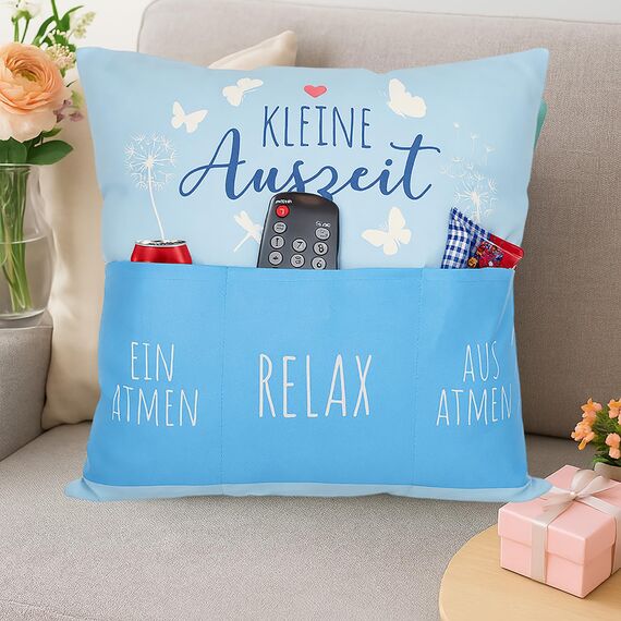 KAMACA Auszeit Kissen 40x40 cm mit Flauschiger Füllung blaues Sofakissen mit 3 Taschen gemütliches Deko-Kissen für Me-Time Wellness Balkon Terrasse Wohnzimmer Geschenkidee Maritim (Kleine Auszeit)