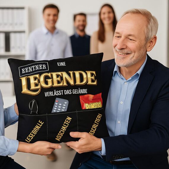 KAMACA Ruhestandskissen 43x43 cm mit 3 Taschen Dekokissen mit Füllung Geschenkidee zur Rente für Männer Frauen Kuschelkissen für Sofa Garten Abschiedsgeschenk Renteneintritt (Rentner-Kissen)