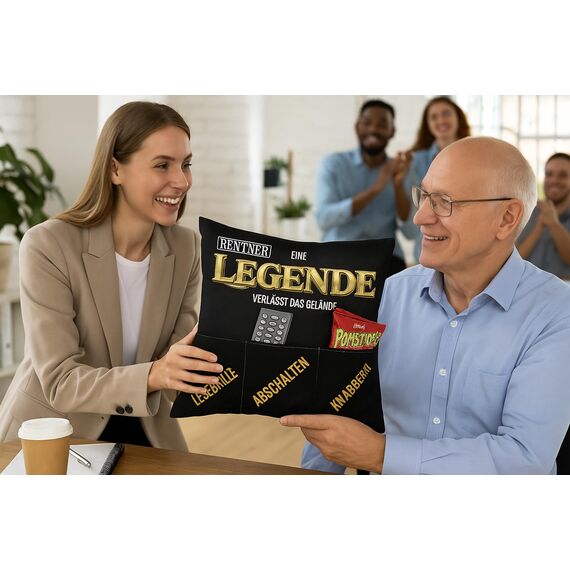 KAMACA Ruhestandskissen 43x43 cm mit 3 Taschen Dekokissen mit Füllung Geschenkidee zur Rente für Männer Frauen Kuschelkissen für Sofa Garten Abschiedsgeschenk Renteneintritt (Rentner-Kissen)