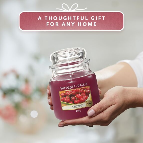 Yankee Candle Duftkerze im Glas (mittelgroß) | Black Cherry | Brenndauer bis zu 75 Stunden