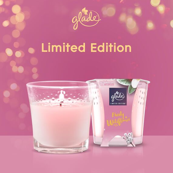 Glade Duft-Kerze im Glas Frosty Wildflowers, bis zu 27 Stunden Brenndauer, 6er Pack (6x112g)