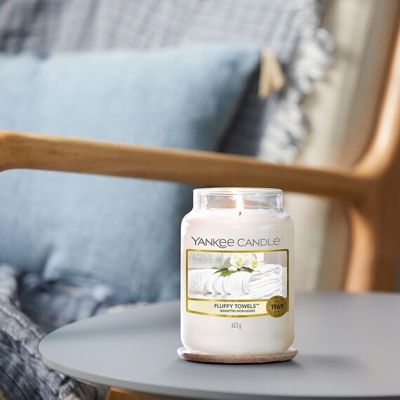 Yankee Candle Duftkerze im Glas (groß) | Fluffy Towels | Kerze mit langer Brenndauer bis zu 150 Stunden | Perfekte Geschenke für Frauen