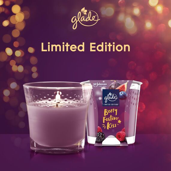 Glade Duft-Kerze im Glas Berry Festive Kiss, bis zu 27 Stunden Brenndauer, 6er Pack (6x112g)