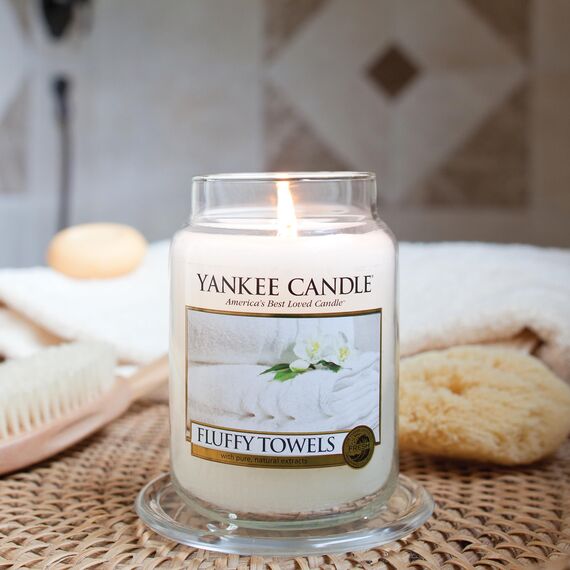 Yankee Candle Duftkerze im Glas (groß) | Fluffy Towels | Kerze mit langer Brenndauer bis zu 150 Stunden | Perfekte Geschenke für Frauen