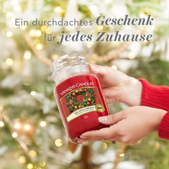 Yankee Candle Duftkerze im Glas (groß) | Red Apple Wreath | Kerze mit langer Brenndauer bis zu 150 Stunden | Perfekte Geschenke für Frauen