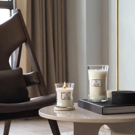 WoodWick Große Sanduhr-Duftkerze | White Tea & Jasmine | mit knisterndem Docht | Brenndauer: bis zu 130 Stunden