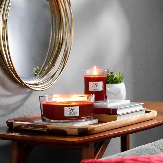 WoodWick mittelgroße Duftkerze im Sanduhrglas mit knisterndem Docht | Cinnamon Chai | Brenndauer bis zu 60 Stunden