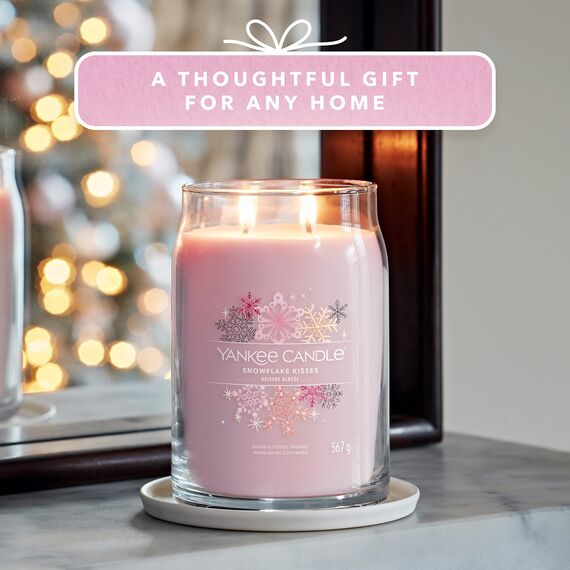 Yankee Candle Signature Duftkerze ; große Kerze mit langer Brenndauer „Snowflake Kisses“ ; Soja-Wachs-Mix ; Perfekte Geschenke für Frauen